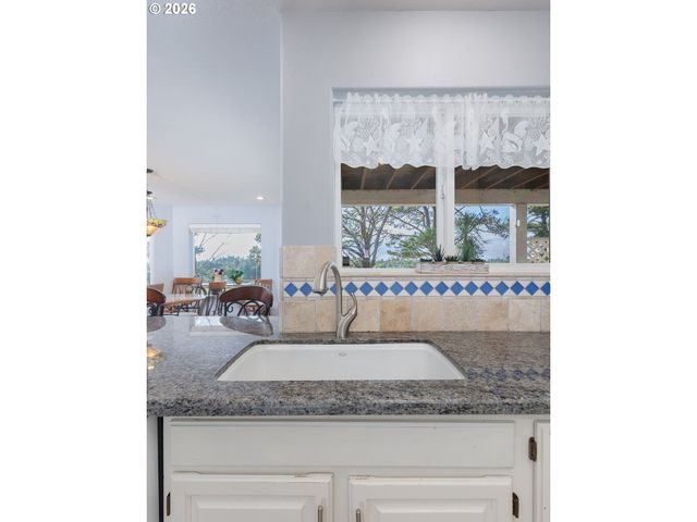 2340 S CRESTLINE Dr, Waldport, OR 97394