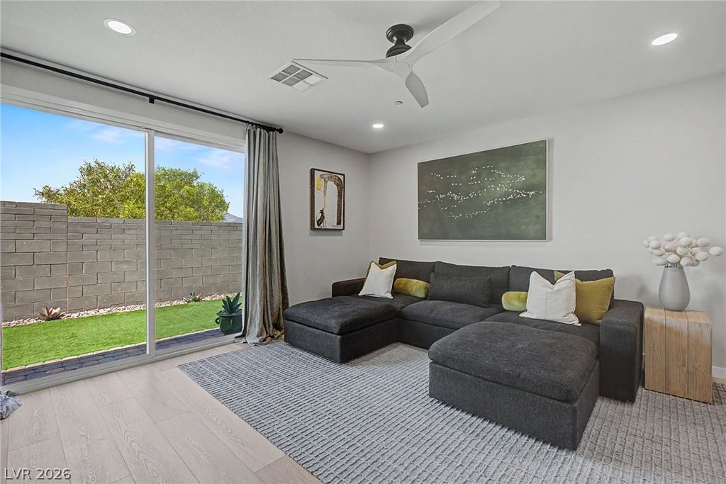 Image 15 of property listing at 9386 Sequoia Ridge Avenue, Las Vegas, NV 89143