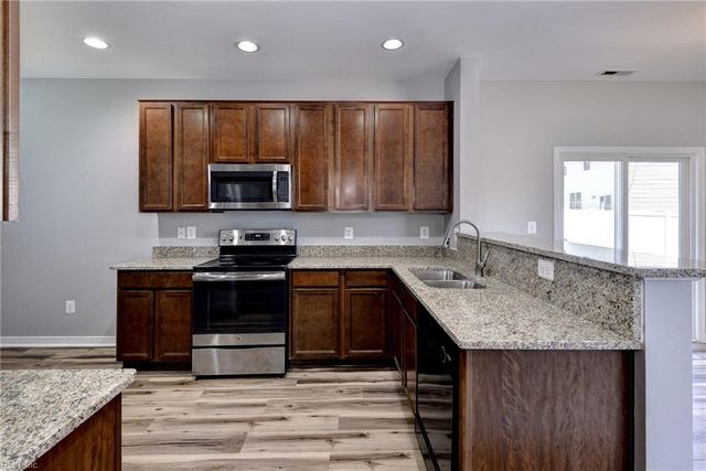 102 Tetbury LN, Williamsburg, VA 23185