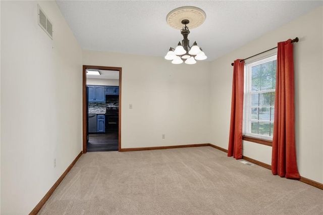 7417 N PARK Avenue, Gladstone, MO 64118