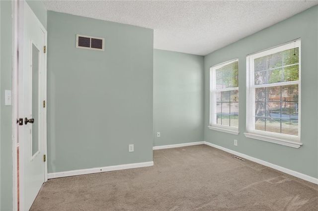 7417 N PARK Avenue, Gladstone, MO 64118