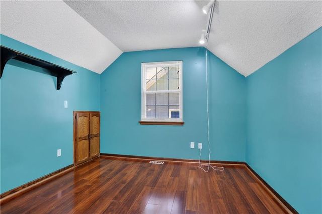 7417 N PARK Avenue, Gladstone, MO 64118