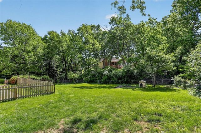 7417 N PARK Avenue, Gladstone, MO 64118