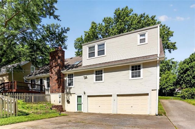 7417 N PARK Avenue, Gladstone, MO 64118