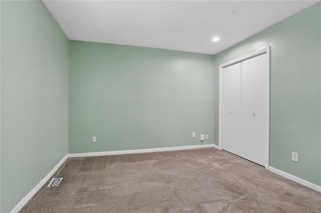 7417 N PARK Avenue, Gladstone, MO 64118