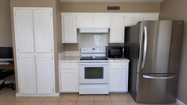 4685 W Bellaire Way, Fresno, CA 93722
