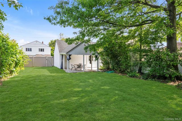40 6th Avenue, New Hyde Park, NY 11040