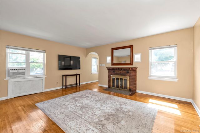 40 6th Avenue, New Hyde Park, NY 11040