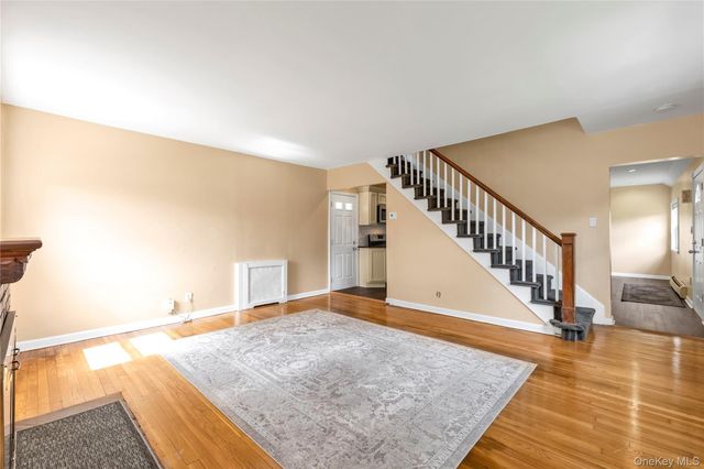 40 6th Avenue, New Hyde Park, NY 11040