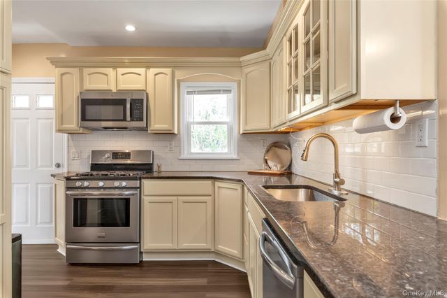 40 6th Avenue, New Hyde Park, NY 11040