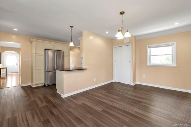 40 6th Avenue, New Hyde Park, NY 11040