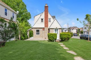 40 6th Avenue, New Hyde Park, NY 11040