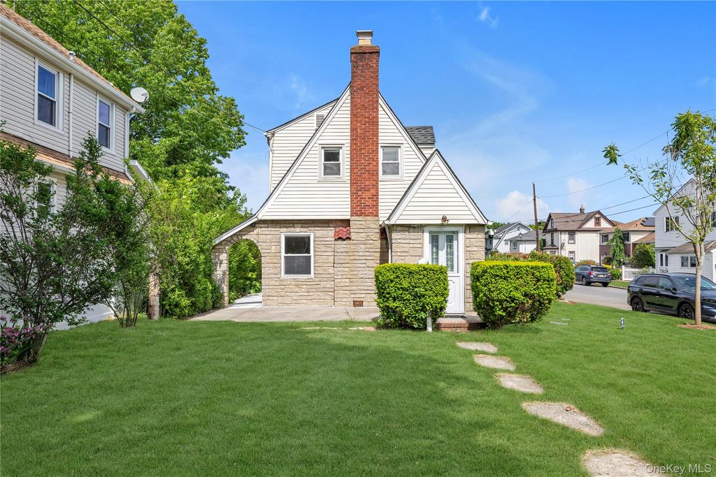 40 6th Avenue, New Hyde Park, NY 11040
