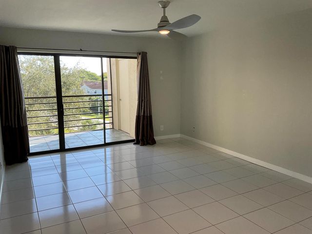 5751 Camino Del Sol 403, Boca Raton, FL 33433