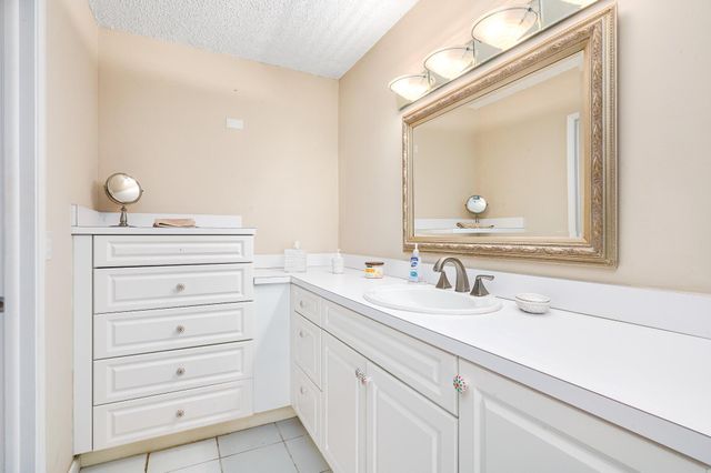 5751 Camino Del Sol 403, Boca Raton, FL 33433