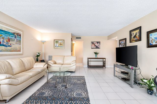 5751 Camino Del Sol 403, Boca Raton, FL 33433