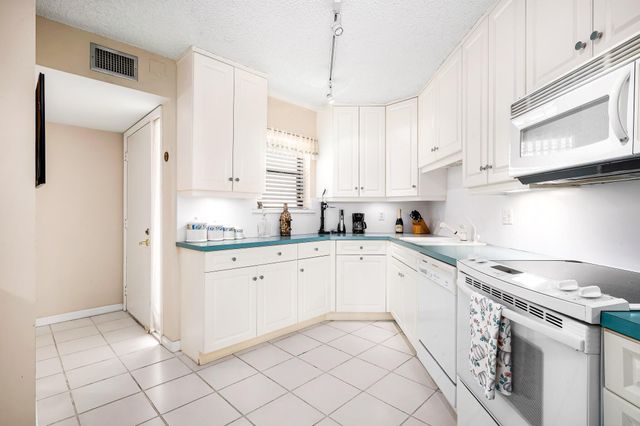 5751 Camino Del Sol 403, Boca Raton, FL 33433