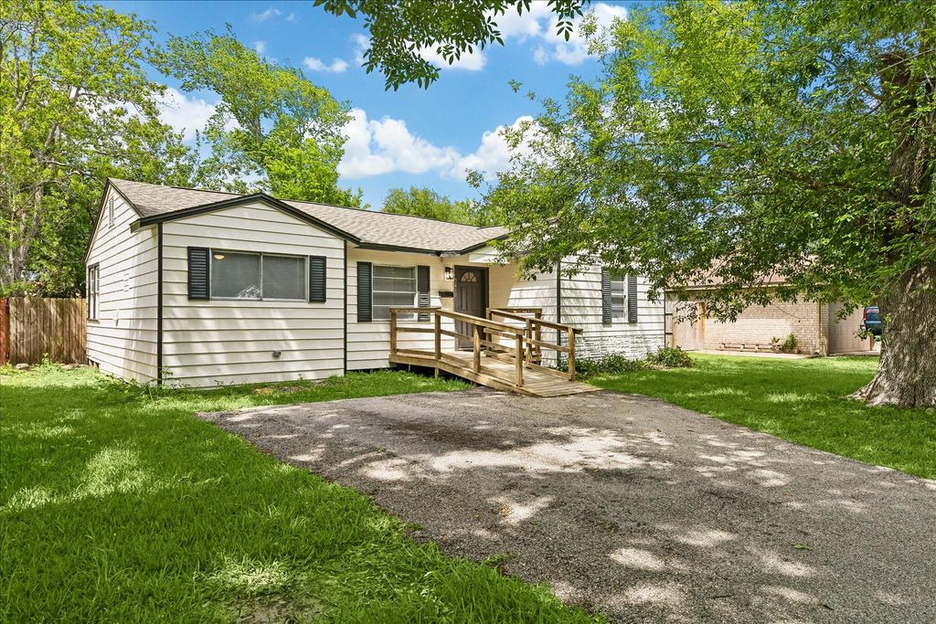 7413 Faith Drive, Deer Park, TX 77536