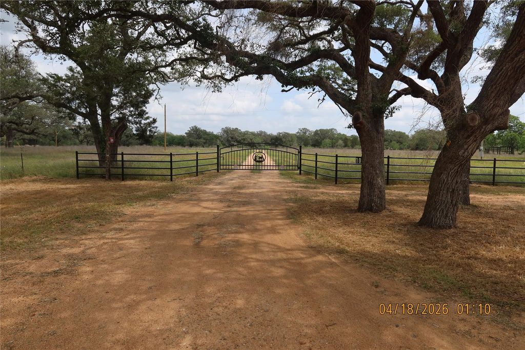 1052 Rail Head Road, Columbus, TX 78934