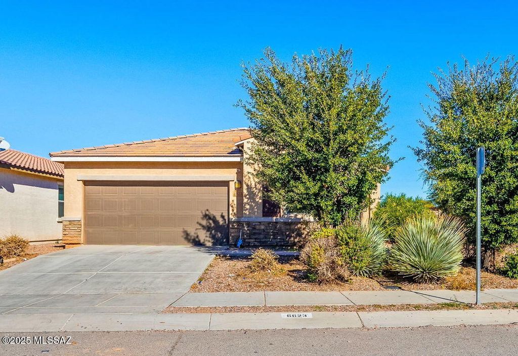 6623 E Via Jardin Verde, Tucson, AZ 85756