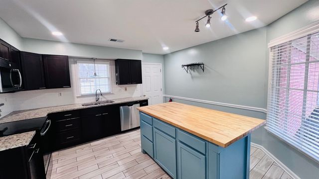 8387 WIND RIVER CIR, Memphis, TN 38016