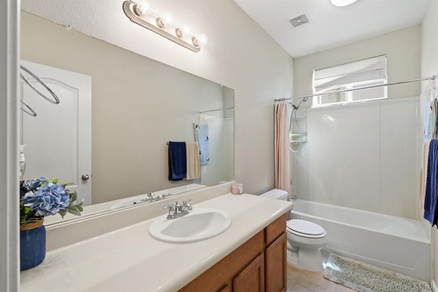 1588 Muscat Place, Hanford, CA 93230