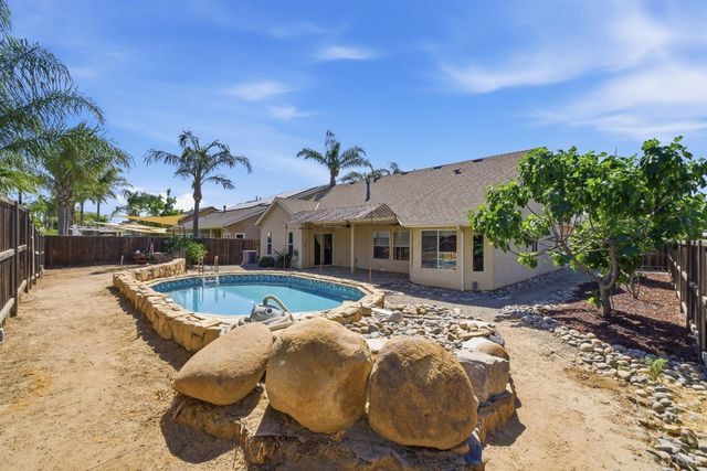 1588 Muscat Place, Hanford, CA 93230