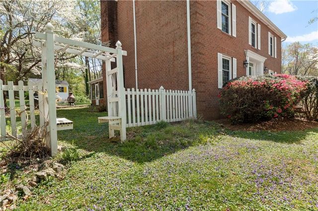 5664 Regents Park Road, Kernersville, NC 27284