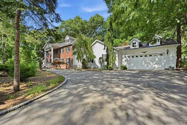 48 Private Road, Calverton, NY 11933