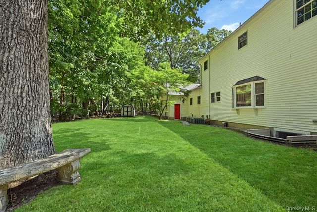 48 Private Road, Calverton, NY 11933