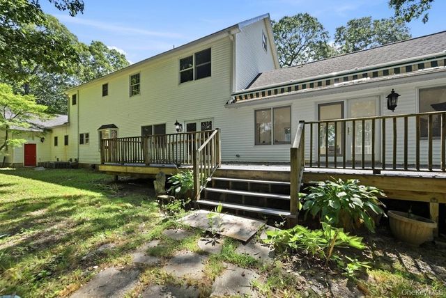 48 Private Road, Calverton, NY 11933