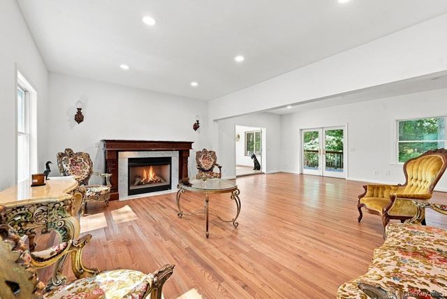 48 Private Road, Calverton, NY 11933