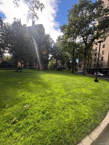 4 Fordham Hill Oval 2E, Bronx, NY 10468