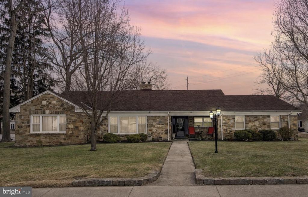 Image 1 of property listing at 1114 SALEM RD, Burlington, NJ 08016