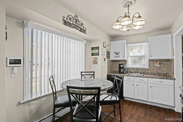 2490 Applewood Avenue, Lincoln Park, MI 48146