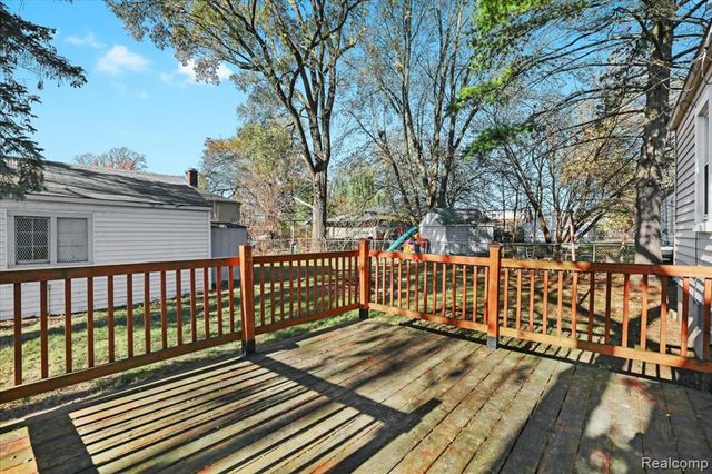 2490 Applewood Avenue, Lincoln Park, MI 48146