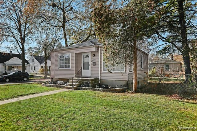 2490 Applewood Avenue, Lincoln Park, MI 48146