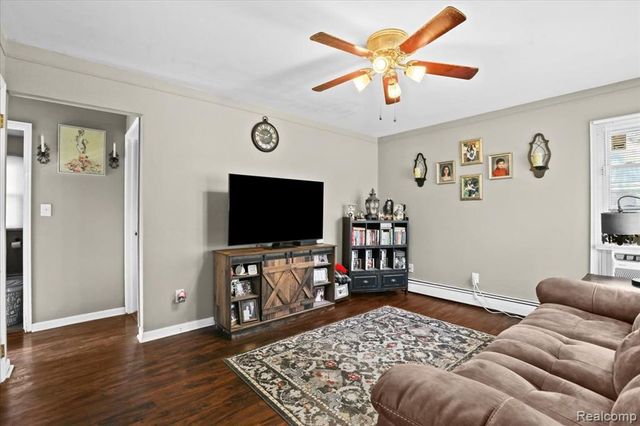 2490 Applewood Avenue, Lincoln Park, MI 48146