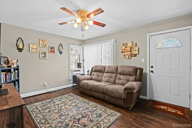 2490 Applewood Avenue, Lincoln Park, MI 48146