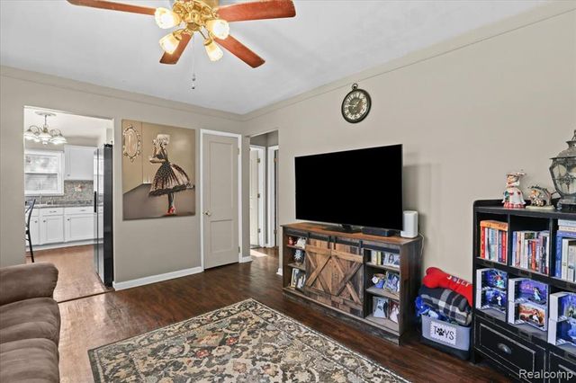 2490 Applewood Avenue, Lincoln Park, MI 48146