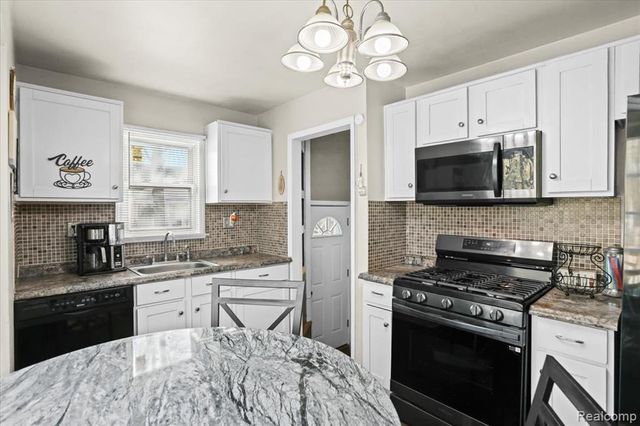 2490 Applewood Avenue, Lincoln Park, MI 48146