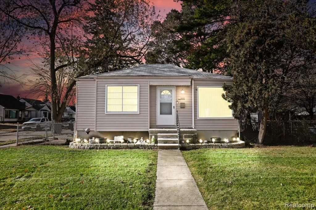 2490 Applewood Avenue, Lincoln Park, MI 48146