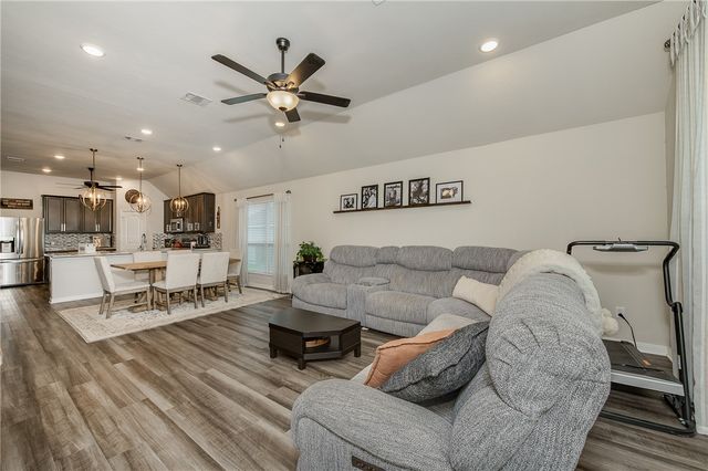 2078 Viva Road, Bryan, TX 77807