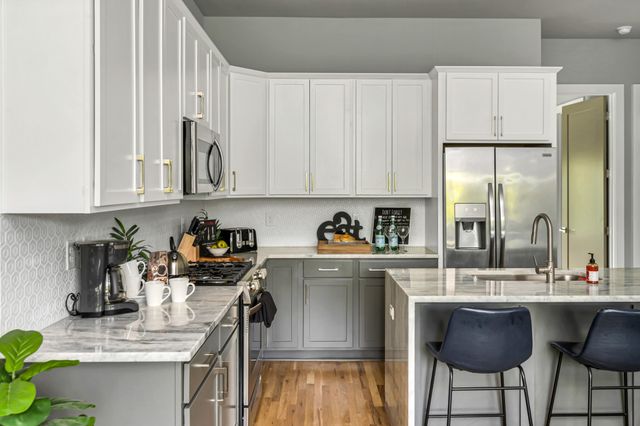 960 Youngs Ln, Nashville, TN 37207