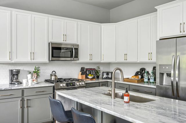 960 Youngs Ln, Nashville, TN 37207