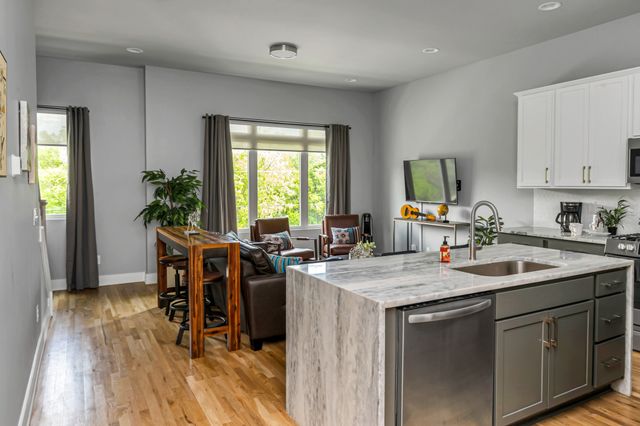 960 Youngs Ln, Nashville, TN 37207