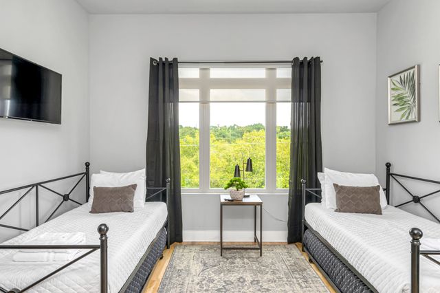 960 Youngs Ln, Nashville, TN 37207