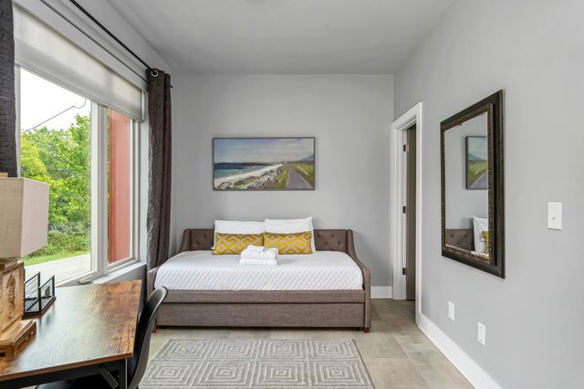 960 Youngs Ln, Nashville, TN 37207