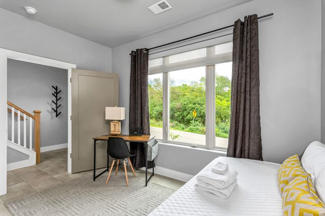 960 Youngs Ln, Nashville, TN 37207