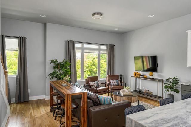 960 Youngs Ln, Nashville, TN 37207